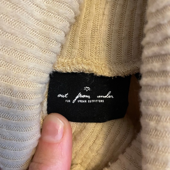 Long Sleeve Cropped Turtleneck Sweater - Picture 3 of 4